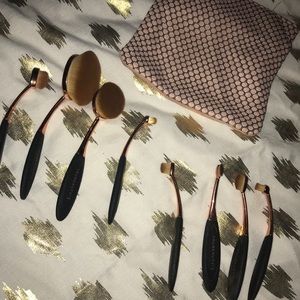 SOLD Make Up Brush Set Of 8 + Bonus Bag